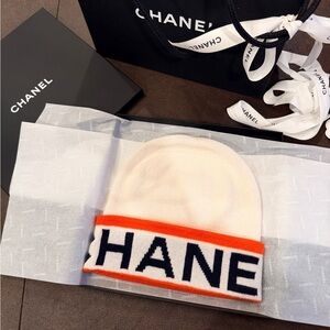 NWT🧡Chanel🧡 24A "CHANEL" Orange/White Cashmere Beanie